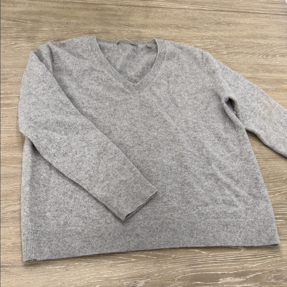 Vince Women's Light Gray V-Neck Cashmere-Blend Sweater